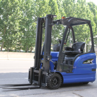 Forklift Listrik Tiga Roda Tiga Titik dengan Panjang Garpu 1070mm, Baterai Lithium-Ion 48V 60V, Tiang 2-3 Tingkat, dan Penggeser Samping