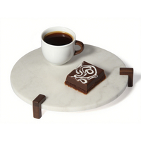 Plateau de service rond en marbre VOLAKAS avec support en rotin, design moderne et luxueux, personnalisable avec logo, pour salon et salle de bain