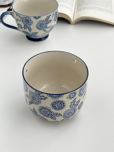 Taza de café de cerámica de color bajo vidriado pintada a mano en azul y blanco Retro Pastoral francesa, Regalo para mamá, mamá, madre - Product Image 5