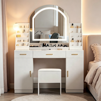 Coiffeuse blanche avec miroir LED cintrée, grands tiroirs de rangement, armoires, étagères à maquillage, poignées dorées et tabouret pour chambre à coucher