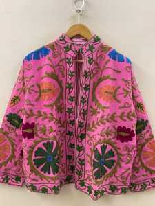 Chaqueta Bomber Bordada Suzani de Terciopelo Floral Rosa Hecha a Mano, Abrigo de Invierno Bohemio de Boutique, Ropa Exterior para Mujer, India - Product Image 5