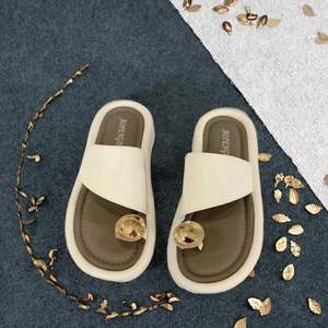 2023 Pantoufles et Tongs Personnalisées pour Femmes - Product Image 3