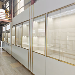 <span class=keywords><strong>Vitrine</strong></span> à bijoux <span class=keywords><strong>moderne</strong></span> de luxe sur mesure avec éclairage LED, présentoir mural en verre, cadre doré, design de magasin de bijoux - Product Image 6