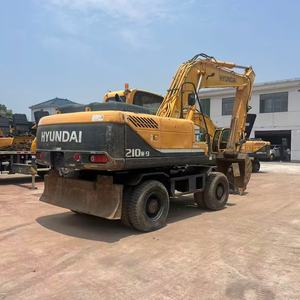 Excavatrice sur pneus Hyundai 210W-9 d'occasion, faible nombre d'heures de fonctionnement, pour travaux routiers municipaux. - Product Image 2