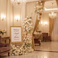 Elegantes Handgefertigtes Realistisches Pfirsichweißes Seidenrosen-Blumensäulen-Set Üppiges Arrangement für Hochzeitsempfang Eingangsbereich Willkommensschild
