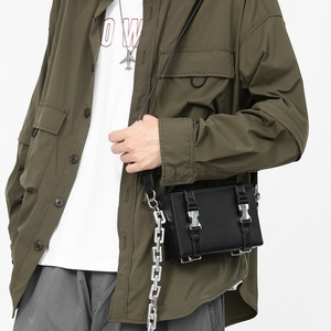 Mini sac bandoulière carré noir uni avec chaîne, sac de téléphone structuré pour femme, idéal pour les tenues quotidiennes - Product Image 3