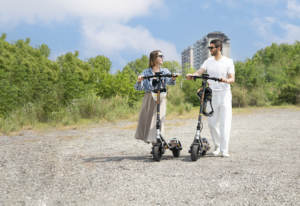 Trottinette électrique urbaine A1 - Corps argenté intégré, batterie longue durée 48V, pliage facile, écran LED, clignotants, idéale pour la dernière mile - Product Image 3