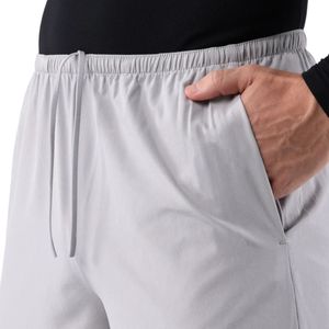 Shorts de sport gris argenté pour hommes, séchage rapide, pour la gym et la course, avec poches latérales, vêtements de sport athlétiques - Product Image 5