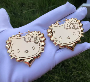 Bán Buôn Tùy Chỉnh Hello K Phim Hoạt Hình Nhân Vật Hoop Bông Tai Hợp Thời Trang Thép Không Gỉ Twist Bông Tai Tùy Chỉnh Tên - Product Image 1