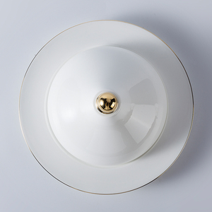 Plato de servir de cerámica de lujo estilo francés YAYU con borde dorado y tapa alta para banquetes, plato de porcelana fina con diseño de abulón. - Product Image 2