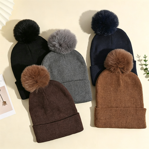 Casquettes en acrylique brodées avec logos personnalisés, bonnets d'hiver en tricot avec <span class=keywords><strong>pompon</strong></span>, <span class=keywords><strong>bonnet</strong></span> <span class=keywords><strong>noir</strong></span> adapté aux hommes et aux femmes - Product Image 1