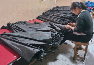 Sombrilla Plegable Portátil para Jardín, Pesca y Playa con Cubiertas Laterales - Product Image 5