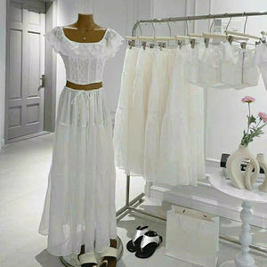 Conjunto de Top Corto y Falda Maxi de Encaje Floral Blanco, Tejido Transpirable, Cuello Cuadrado, Estilo Vietnamita, Femenino y Elegante - Product Image 1