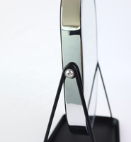 Miroir cosmétique carré en verre avec cadre en métal finition chrome et noir, design Art Déco pour un usage quotidien en maquillage