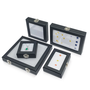 Hochwertige, fabrikgefertigte quadratische Schmuckschatulle aus PU-Leder in Schwarz mit Klettverschluss und Präsentationsfächern für wertvolle Schmuckstücke - Product Image 2