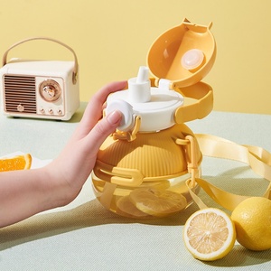 แก้วน้ำเด็กน่ารักพกพาสะดวก 900 มล. พร้อมหลอดดูด ป้องกันการรั่วซึม มีหูจับ เหมาะสำหรับการเดินทาง - Product Image 4