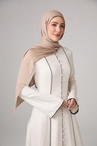 فستان تالية الأنيق للمناسبات النسائية المحتشمة بتصميم عصري وأزرار زينة ولوحة متباينة الألوان الطبيعية - Product Image 2