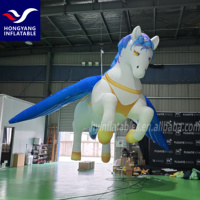Pégase gonflable, animal de dessin animé, cheval volant gonflable blanc avec ailes