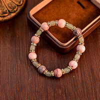 Bracelet tendance perlé avec cristaux roses naturels de forme géométrique, bijou unisexe en pierre naturelle, design de bracelet perlé.