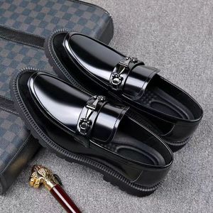 Mocasines de primavera para hombre de talla grande, transpirables, sin cordones, con punta redonda, estilo casual de negocios, con hebilla de caballo y detalles de costura. - Product Image 2