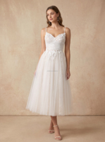 Gaun Pengantin untuk Pengantin Wanita Model Ball Gown dengan Aplikasi Renda, Gaun Pengantin Custom, Gaun Pengantin Satin Warna Ivory untuk Upacara di Gereja