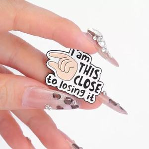 Gesto della mano "questo vicino" spilla-frase inglese creativa in metallo - Product Image 1