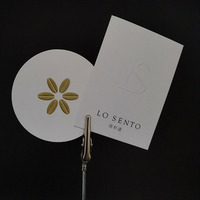 Cartes de parfum personnalisées avec logo sérigraphié et brochure à reliure parfaite