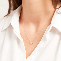 Collier pour femme en argent sterling 925 plaqué or 18 carats avec pendentif en forme de cœur halo pavé de CZ délicat