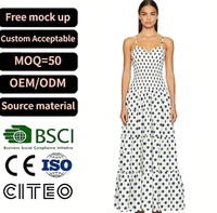 Robe longue blanche à pois avec bretelles spaghetti, col cœur, taille ajustée et jupe fluide, idéale pour les vacances d'été et les occasions décontractées