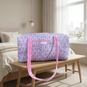 Bolsa de lona acolchada de algodón hecha a mano con estampado de bloques moderno, asas resistentes, espaciosa, ligera y perfecta para viajes de fin de semana o al gimnasio. - Product Image 2