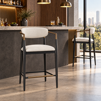 Tabouret de bar moderne avec dossier, accoudoirs en métal bronze et pieds coniques noirs, siège en tissu tissé crème pour îlot de cuisine