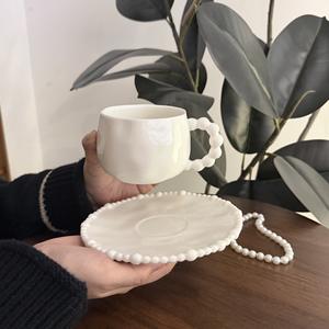Tazza e Piattino in Ceramica Bianca Pura con Perle Irregolari Stile Retrò Francese, Fatti a Mano per il Tè del Pomeriggio - Product Image 3
