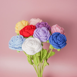 Rosas de ganchillo hechas a mano, regalo artesanal de hilo para el Día de San Valentín para ella - Product Image 1