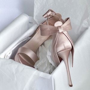 รองเท้าส้นสูงแบบเปิดนิ้วเท้า สไตล์เกาหลี ประดับโบว์ลายดอกไม้ ส้นสูง 10 ซม. สายรัดข้อเท้าปรับได้ สีดำ ใส่ทำงานได้ สบาย หนังแท้ หัวเข็มขัด รองเท้าสำหรับงานปาร์ตี้ - Product Image 6