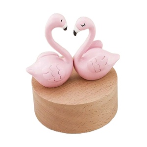 YIYU Caja de Música Giratoria Romántica con Flamencos, Madera de Haya, Mecanismo de 8 Tonos, Duración de Sonido de 30s, Diseño Minimalista Moderno y Creativo - Product Image 2