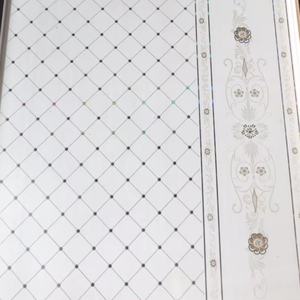 Plafón <span class=keywords><strong>de</strong></span> <span class=keywords><strong>PVC</strong></span> <span class=keywords><strong>de</strong></span> 300 mm <span class=keywords><strong>de</strong></span> ancho a $1.1 por <span class=keywords><strong>metro</strong></span> <span class=keywords><strong>cuadrado</strong></span>, diseño <span class=keywords><strong>de</strong></span> loseta <span class=keywords><strong>de</strong></span> <span class=keywords><strong>techo</strong></span> <span class=keywords><strong>de</strong></span> gran venta, <span class=keywords><strong>precio</strong></span> económico, suministro directo <span class=keywords><strong>de</strong></span> fábrica en China - Product Image 1