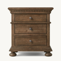 Table de chevet à trois tiroirs peinte crème, avec moulures dentelées, pieds en forme de boule et poignées antiques, style vintage américain, meuble de chambre à coucher