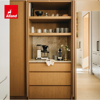 Armoire de cuisine Alland de style australien, deux tons, chêne clair, panneau plat, avec portes de garde-manger dissimulées en bois