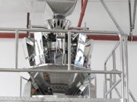 Machine d'emballage alimentaire verticale à pesage multi-têtes haute vitesse pour sachets de snacks de café torréfié et dattes séchées