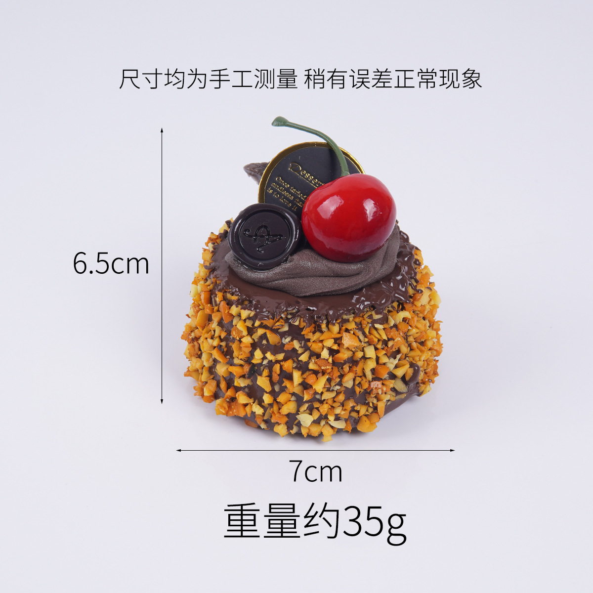 Imán para nevera con forma de pastel marrón.