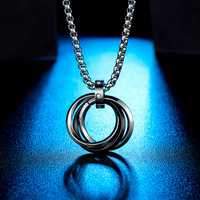 Collier avec pendentif rond en acier titane G237, accessoires, anneaux triples entrelacés argentés et noirs, pendentifs pour hommes, collier de bijoux
