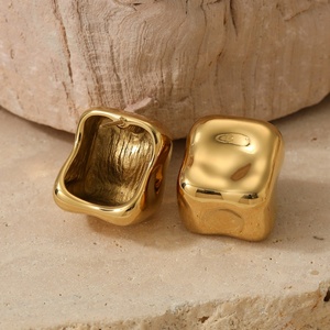 Boucles d'oreilles clous en acier inoxydable plaqué or 18 carats, sans ternissement, pour femme, bijoux fantaisie, géométriques, martelées, irrégulières, style statement - Product Image 3
