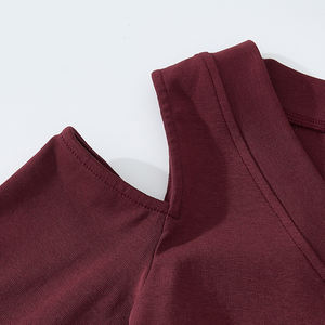 เสื้อทรงเข้ารูปพรีเมียม ผ้าฝ้าย 95% สแปนเด็กซ์ 5% ระบายอากาศดี คอวี โชว์ไหล่ สำหรับผู้หญิง ใส่เที่ยวช่วงซัมเมอร์ - Product Image 1