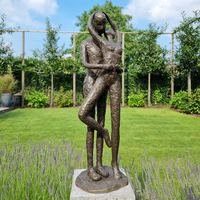 Statue de figurine de couple de jeunes amoureux en bronze de taille réelle d'art moderne sur mesure pour la décoration extérieure de parc