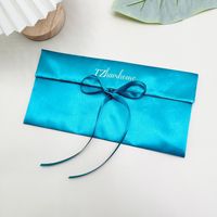 Pochette enveloppe en satin bleu écologique avec logo personnalisé, design fin pour le rangement des batteries externes et des écouteurs