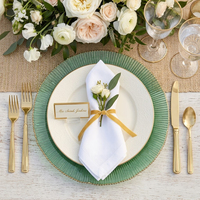 Assiette de présentation en verre vert de 13 pouces avec bord doré motif récif soleil, assiettes décoratives en gros pour la décoration de table de mariage