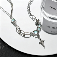 Collier Original Niche en Pierre de Lune, Pendentif Quatre Étoiles Intemporel pour Femme, Chaîne de Clavicule Haut de Gamme, Accessoire d'Été