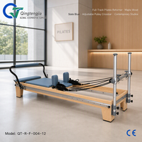Reformer Pilates en bois d'érable bleu ardoise à rail complet avec barre transversale à poulie réglable pour l'entraînement en studio contemporain