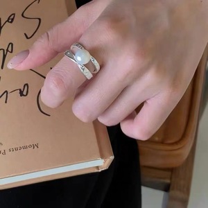 Anillo de perlas naturales en capas, plata de ley S925, engaste en bisel, diseño minimalista para mujer, uso diario. - Product Image 4