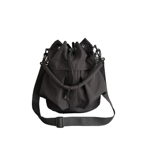 กระเป๋าทรงถังสไตล์แฟชั่นสำหรับสุภาพสตรี กระเป๋าสะพายข้างวัสดุไนลอน ออกแบบโดยดีไซเนอร์ผู้มีเอกลักษณ์เฉพาะตัว.5803 - Product Image 1